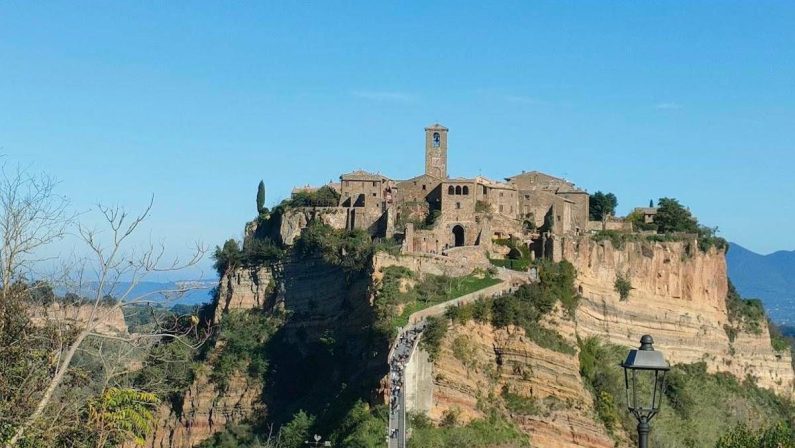 Civita di Bagnoregio e Bolsena conquistano il titolo di Capitale italiana dell’arte contemporanea 2028: il progetto vincitore