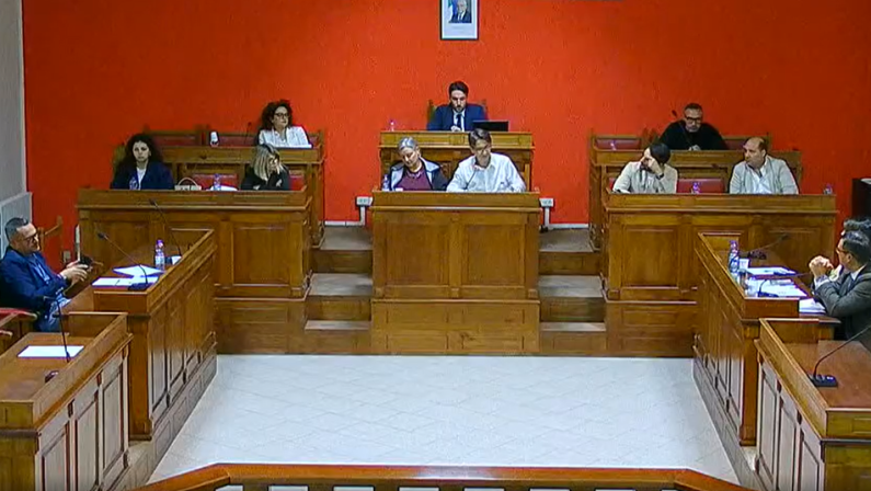 Cutro, in Consiglio il sindaco agita lo spettro del commissariamento