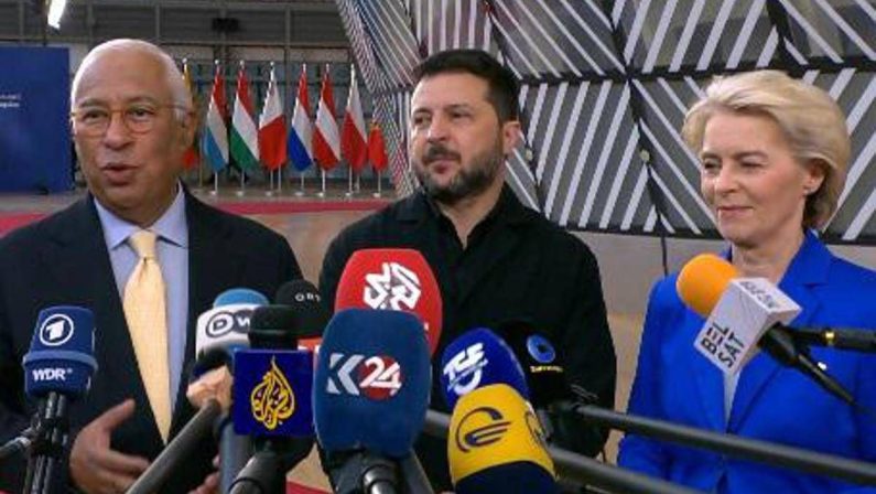 Consiglio Ue accoglie Zelensky: “Puoi contare su di noi”. Il presidente ucraino: “Voi veri leader”