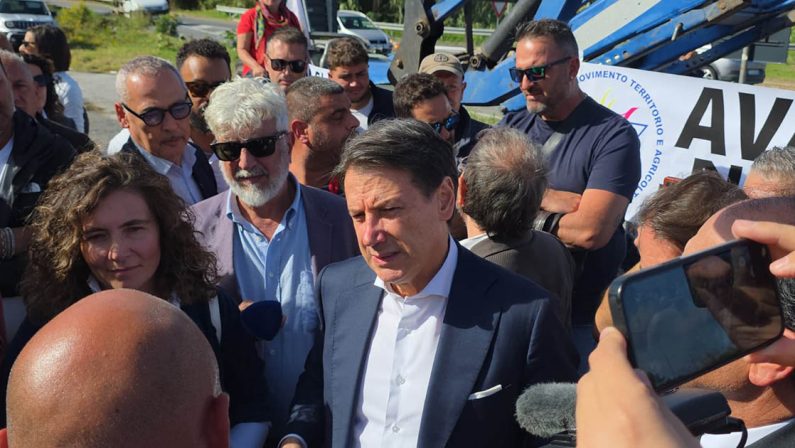 Conte a Pizzo incontra agricoltori e autotrasportatori: «Cittadini onesti che non ce la fanno più»