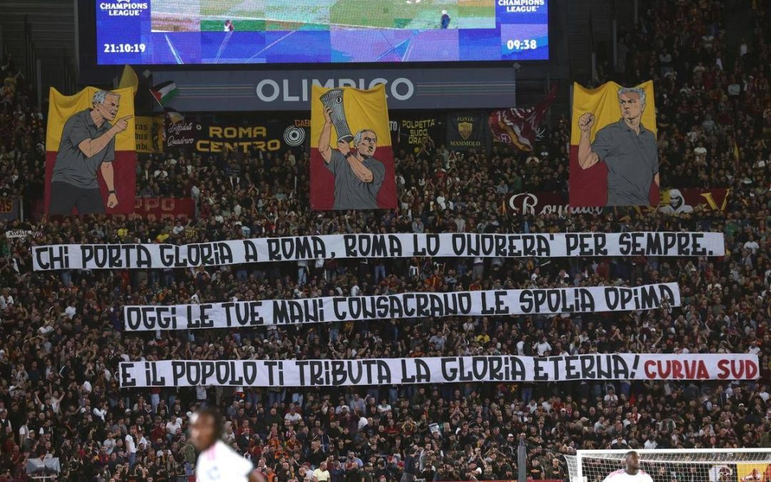 L’Olimpico celebra Mourinho: cori, striscioni e lui manda un bacio alla Curva Sud