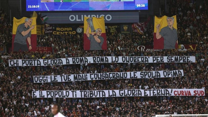 L’Olimpico celebra Mourinho: cori, striscioni e lui manda un bacio alla Curva Sud