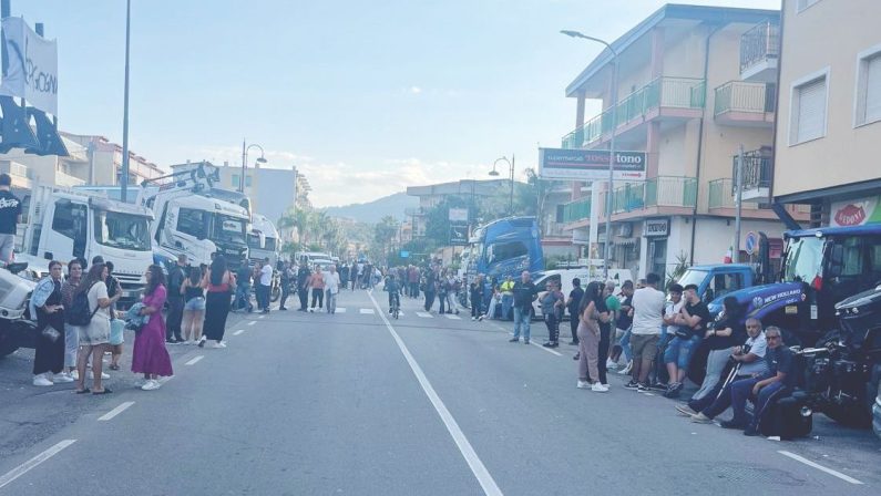 Caro carburanti, presidio sulla 106 a Davoli. La protesta non si ferma