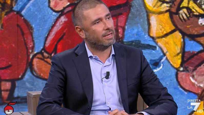 Di Battista in studio a DiMartedì: “Ho iniziato le terapie, il mio tumore è vulnerabile”