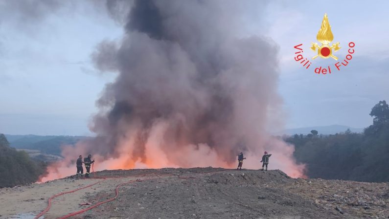 Pianopoli, spento l’incendio alla discarica, scatta l’allarme ambientale. Non si esclude il dolo