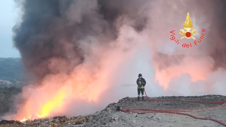 Pianopoli, incendio alla discarica del gruppo Vrenna riaperta tre mesi fa
