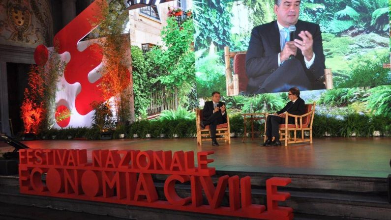 Festival Nazionale Economia Civile, riflessione sul Pil che genera felicità con Funaro, Becchetti e Fitto