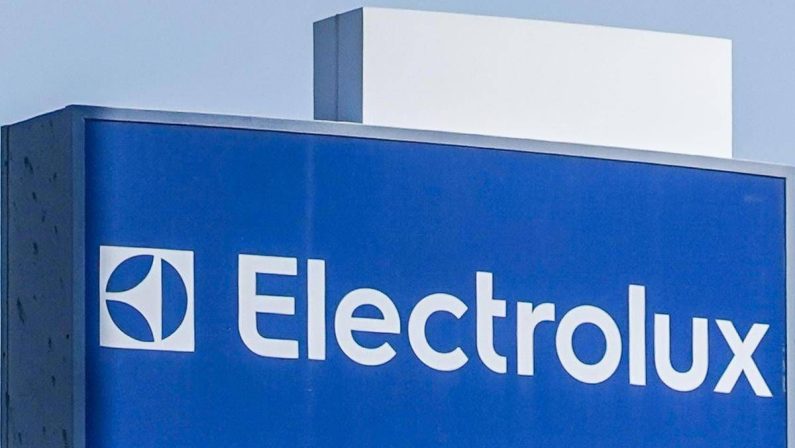 Electrolux, Urso: “Nuovo piano entro ottobre, prossimo tavolo il 29 al Mimit”