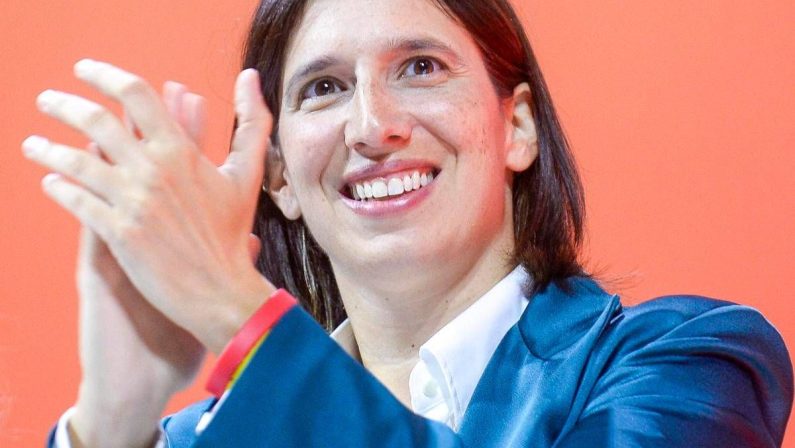 Centrosinistra, Schlein ufficializza corsa per Palazzo Chigi: “Io candidata premier, con o senza primarie”