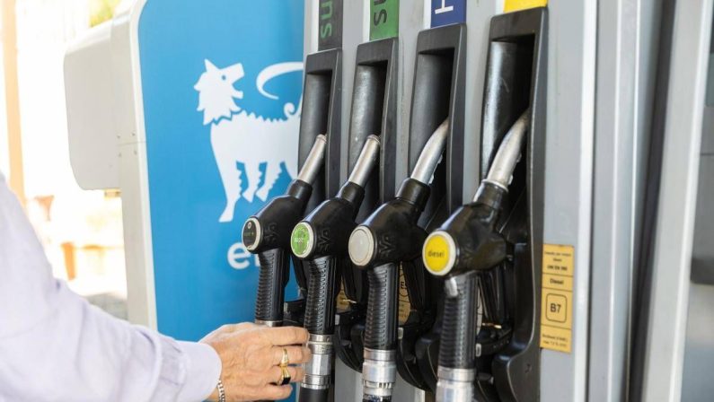 Eni estende tetto a prezzo carburanti per tutto l’anno.Q8 pronta a proroga