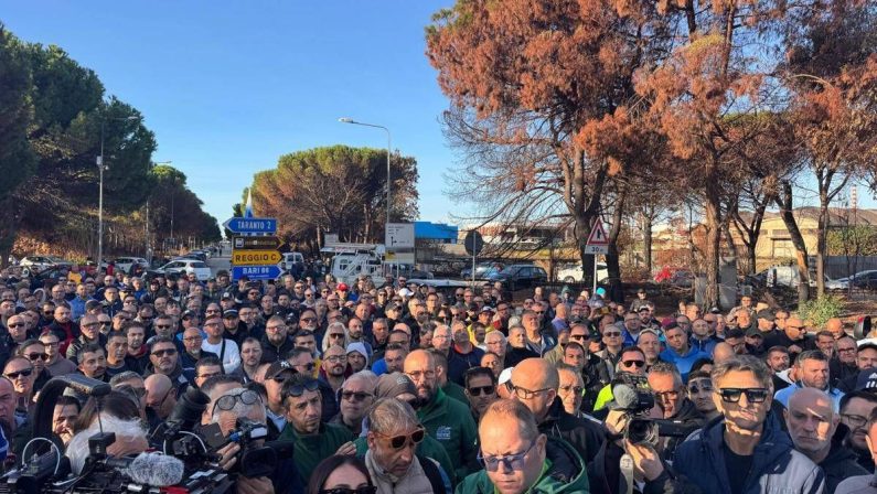 Ex Ilva, convocazione a Palazzo Chigi: rimossi i blocchi stradali, lo sciopero finisce alle 23