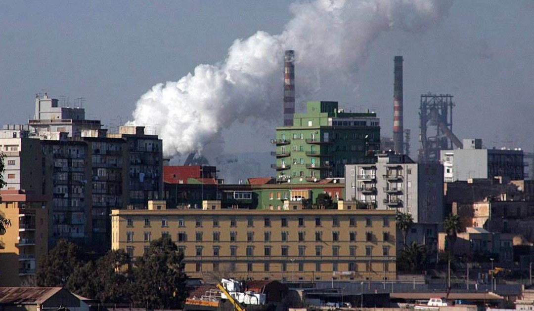 Ex Ilva Taranto, incendio sull’escavatore: operaio scappa e riporta fratture multiple