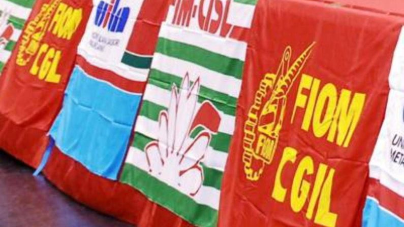 Rientra dalle ferie in ritardo per accudire la madre malata, licenziata dopo 11 anni