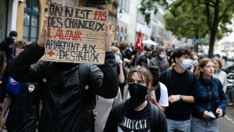 Francia, continua la protesta degli studenti: 600 arresti e 40 presidi feriti