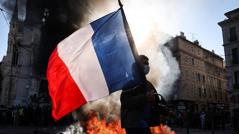 Francia, proteste contro il caro vita: scontri a Parigi e Marsiglia, almeno cento gli arresti