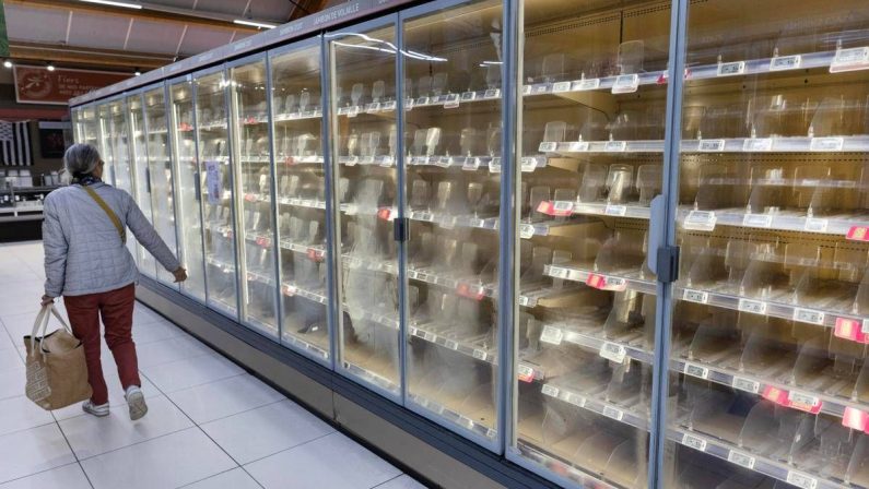 Francia, attacco informatico ai supermercati: centinaia di frigoriferi fuori uso