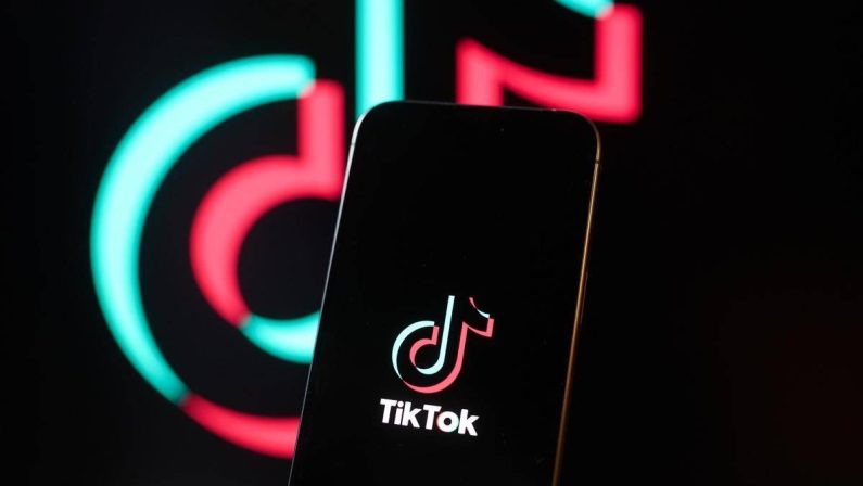 Disordini e proteste, TikTok condanna le violenze: attivata una ‘task force’ e rimossi video e account