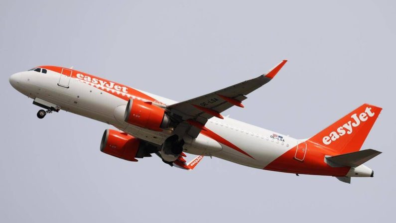 EasyJet, equipaggi in sciopero per 5 giorni: cancellati oltre 440 voli in Portogallo