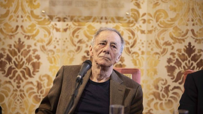 Roberto Vecchioni si prende un’altra pausa: “Statemi vicino”
