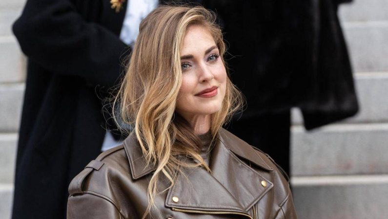 Chiara Ferragni litiga con un hater: “Potete smetterla di giudicare le madri?”