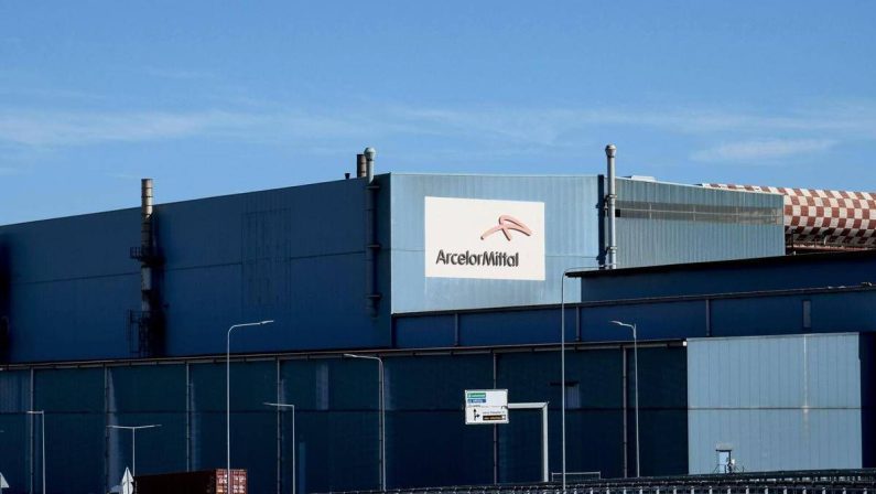 Ex Ilva, scoppia la protesta: lavoratori occupano l’aeroporto di Genova
