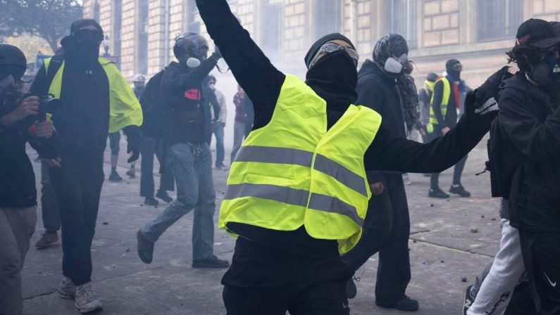 Francia, Gilet Gialli: “Domani in piazza, solo i regimi vietano le proteste”