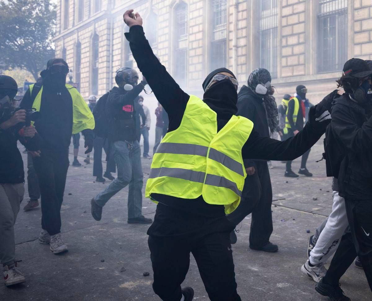 https://www.quotidianodelsud.it/wp-content/uploads/2026/10/giletgialli-francia-ipa-fg.jpeg