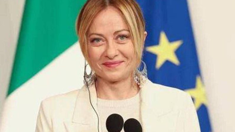 Sondaggi politici, Fratelli d’Italia primo partito: centrodestra avanti sul campo largo. Pd arretra