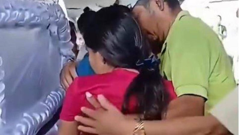 Si sveglia durante il funerale, ragazza di 15 anni ‘resuscita’
