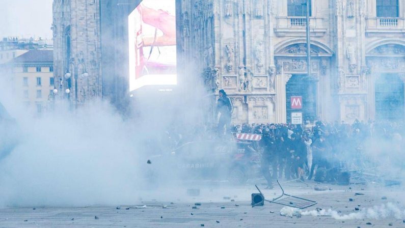 Guerriglia a Milano, notte di attesa per i genitori dei fermati: “Metà sono minori… l’altra metà pirla”