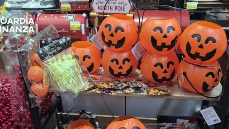 Halloween, sequestrati oltre 30mila prodotti non a norma nel Catanzarese. Sanzioni per oltre 100mila euro