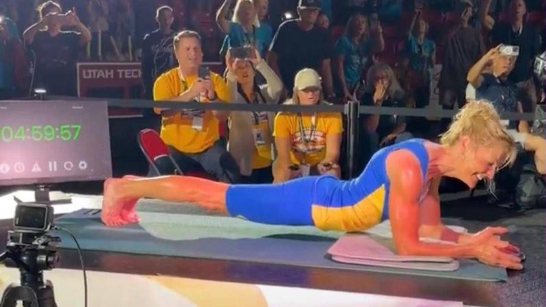 Cinque ore di… plank, ‘super’ atleta di 61 anni stabilisce il nuovo record del mondo