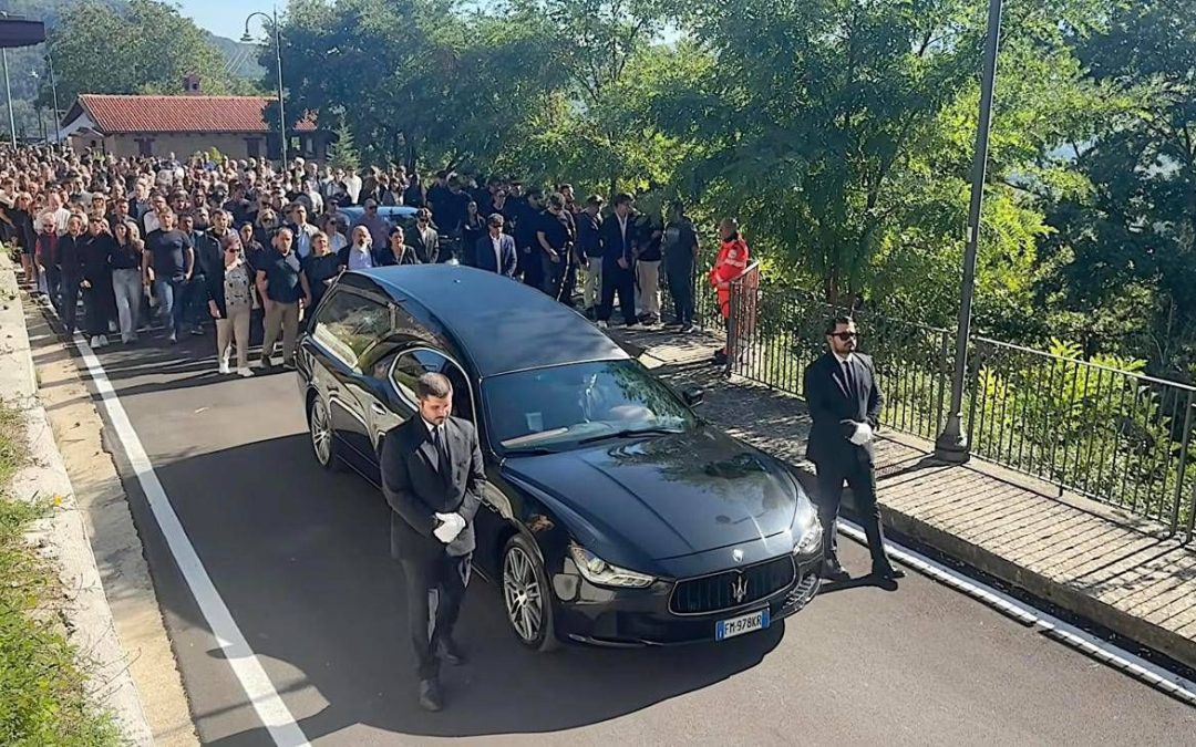 Operaio morto al Colosseo, folla ai funerali di Andrea Moretti: presente anche il ministro Giuli
