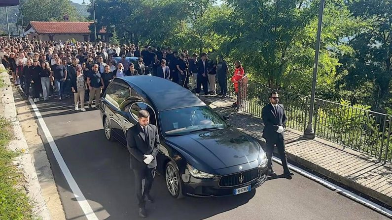 Operaio morto al Colosseo, folla ai funerali di Andrea Moretti: presente anche il ministro Giuli
