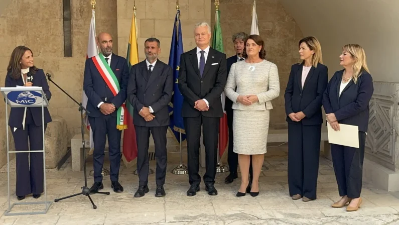 Bari e Lituania unite nel nome di Bona Sforza: svelato bassorilievo al Castello Svevo / Video