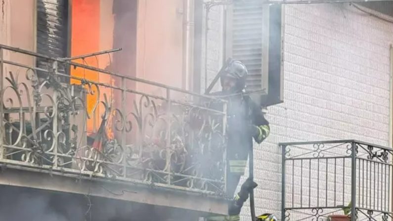 Esplosione e incendio in casa: due feriti nel Foggiano