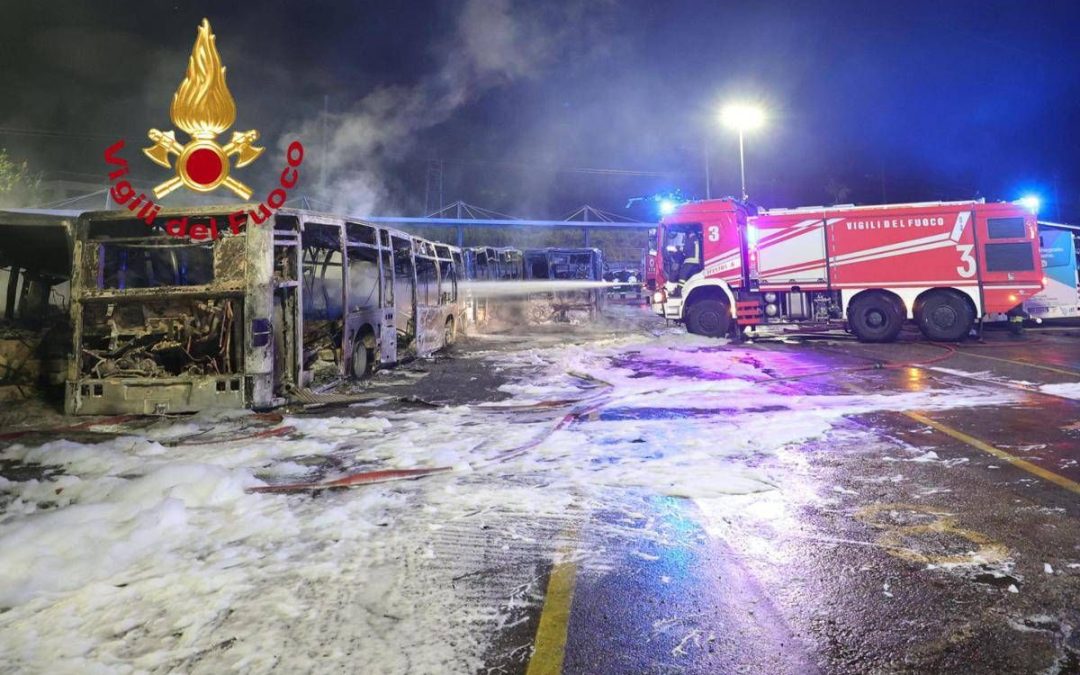 Firenze, incendio in deposito Autolinee Toscane: 12 bus distrutti e 7 danneggiati