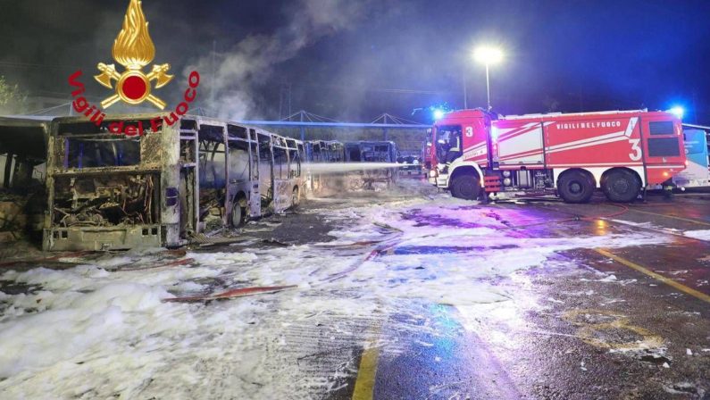 Firenze, incendio in deposito Autolinee Toscane: 12 bus distrutti e 7 danneggiati