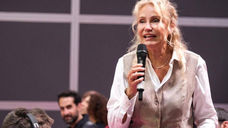 Licia Colò a Verissimo, insultata per l’età: “Mi dicono di andare in pensione. Ho 64 anni e sono felice”