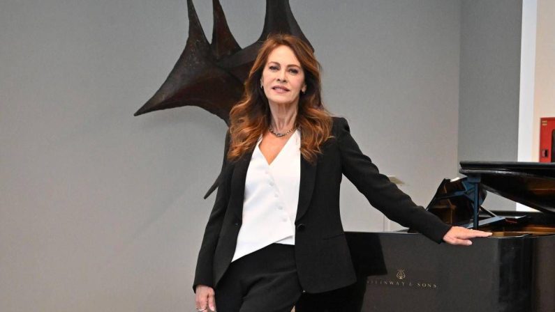 Elena Sofia Ricci: “Prima serata troppo tardi, mancanza di rispetto per il pubblico”