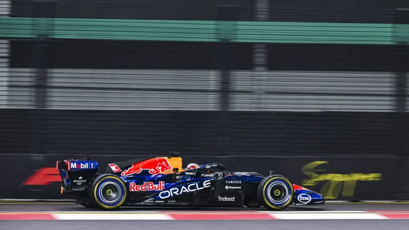 F1, a Singapore Verstappen in pole nella sprint ma sotto investigazione. Russell 2° davanti a Leclerc