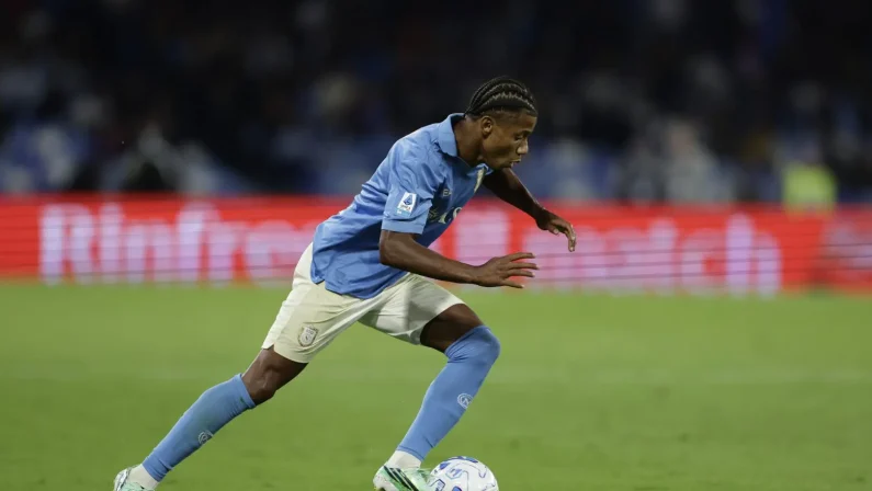 Napoli, si ferma David Neres: lesione di basso grado alla coscia destra