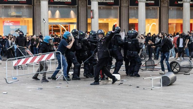 Guerriglia a Milano, ai domiciliari uno dei maggiorenni arrestati per scontri e altri quattro in carcere: “Rischio altissimo che accada di nuovo”