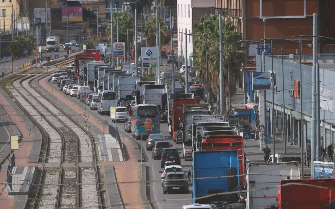 Rimossi nella notte i blocchi stradali dei tir in Campania