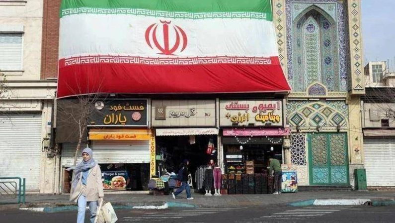 Iran, i falchi di Teheran invocano la bomba atomica: “E’ il momento giusto”