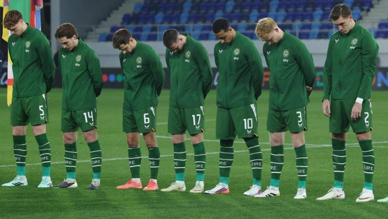 Irlanda protesta, testa bassa durante inno e niente strette di mano. Israele con lutto al braccio: è rissa