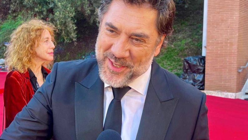 Festa Roma: Javier Bardem show, infiamma il red carpet e si siede al posto dei fotografi