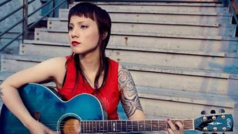 Il punk tra l’oi e il folk di Jenny Woo conquista Cosenza