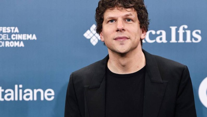 Eisenberg dribbla domanda su elezioni americane: “Provo disagio a parlarne”. E Moore non risponde