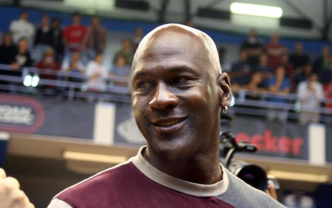 Nba, la canotta indossata da Jordan in Gara-3 delle Finals ’98 venduta all’asta per 12,3 milioni